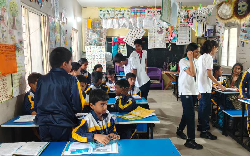 student-volunteers-banaswadi-youth-seva